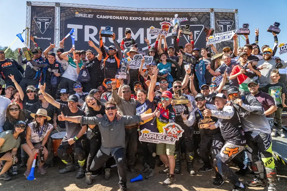 Podio de premiación del Campeonato Copa del Rey Expo Race Big Trail, equipo celebrando